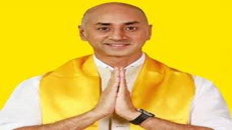५२ वर्षीय जयदेव गल्ला यांचे वडील रामचंद्र नायडू गल्ला हे एनआरआय होते. त्यांनी अमारा राजा ग्रुप ऑफ कंपनीज सुरु केली होती. तीन दशकांपूर्वी ते अमेरिकेतून आंध्र प्रदेशमध्ये परतले होते. ५२ वर्षीय जयदेव गल्ला यांचे वडील रामचंद्र नायडू गल्ला हे एनआरआय होते. त्यांनी अमारा राजा ग्रुप ऑफ कंपनीज सुरु केली होती. तीन दशकांपूर्वी ते अमेरिकेतून आंध्र प्रदेशमध्ये परतले होते.