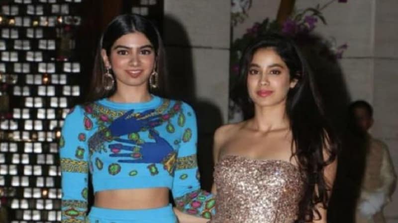 धडक सिनेमाच्या प्रीमियरनंतर खुशीनं जान्हवीचं कौतुक केलं. आता रिलीजची काळजी करू नकोस, असंही सांगितलं. धडक सिनेमाच्या प्रीमियरनंतर खुशीनं जान्हवीचं कौतुक केलं. आता रिलीजची काळजी करू नकोस, असंही सांगितलं.