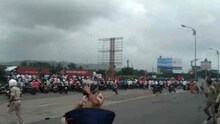 VIDEO : कळंबोलीत जमावाला नियंत्रणात आणण्यासाठी पोलिसांचा हवेत गोळीबार
