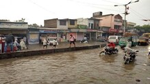 उल्हासनगरात इमारतीचा स्लॅब कोसळला-एकाचा मृत्यू ; कल्याणमध्ये घरात घुसले खाडीचे पाणी उल्हासनगरात इमारतीचा स्लॅब कोसळला-एकाचा मृत्यू ; कल्याणमध्ये घरात घुसले खाडीचे पाणी