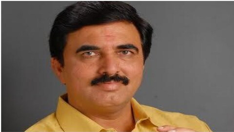 पुण्यातला राष्ट्रवादीचा वादग्रस्त नगरसेवक दीपक मानकर अखेर पोलिसांना शरण आलाय. 