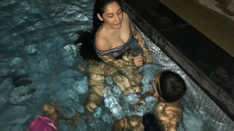 संजू बाबा सध्या त्याच्या कुटुंबासोबत सिंगापुरमध्ये शॉर्ट हॉलिडे साजरा करत आहे. याच ट्रिपचे काही फोटो संजय दत्तची पत्नी मान्यता हिने शेअर केले आहेत. संजू बाबा सध्या त्याच्या कुटुंबासोबत सिंगापुरमध्ये शॉर्ट हॉलिडे साजरा करत आहे. याच ट्रिपचे काही फोटो संजय दत्तची पत्नी मान्यता हिने शेअर केले आहेत.