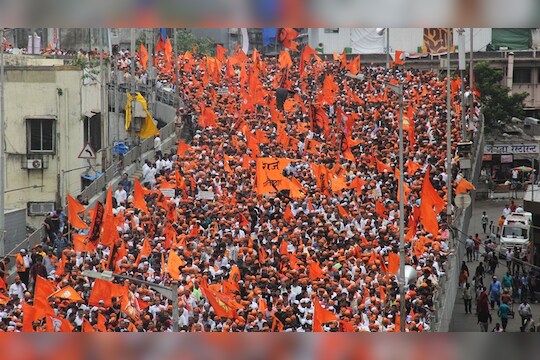 मराठा आरक्षण याचिकाकर्ते विनोद पाटील यांनी हायकोर्टात कॅव्हेट दाखल केलं आहे. त्यामुळे आरक्षणाविरोधातील याचिकेवर निर्णय देण्या आधी कोर्टाला विनोद पाटील यांचंही म्हणणं ऐकून घ्यावं लागेल.