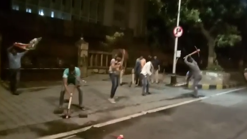 VIDEO : खड्ड्यांविरोधात मंत्रालयाबाहेरचा रस्ता खोदूण मनसेचं आंदोलन