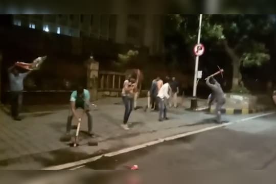 VIDEO : खड्ड्यांविरोधात मंत्रालयाबाहेरचा रस्ता खोदूण मनसेचं आंदोलन