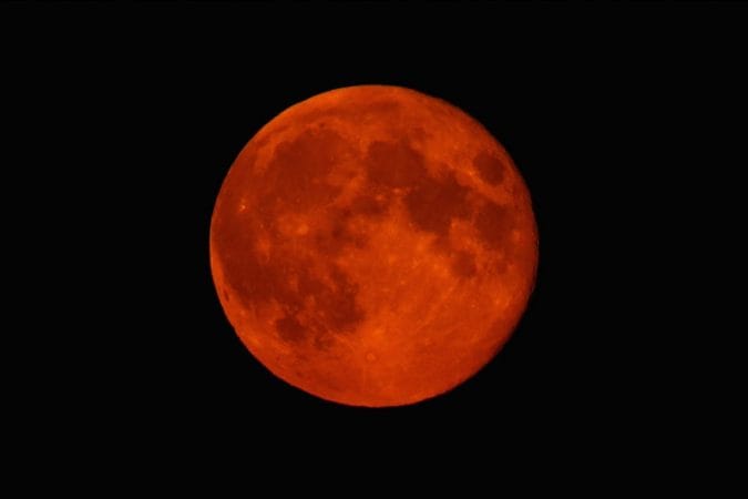 2) चंद्र होणार लाल रंगाचा - चंद्रला आज ब्लड मून का म्हटले जातंय?, याचं कारण असं की जेव्हा चंद्रग्रहण जेव्हा लागते त्यावेळी सुर्य आणि चंद्राच्या मध्ये पृथ्वी येते. त्यामुळे सुर्याची किरण ही थांबली जातात. आणि पृथ्वीमुळे किरणही आपली दिशा बदलून चंद्रावर पडतात त्यामुळे चंद्रचा रंग लाल दिसतोय. पण जेव्हा पूर्ण चंद्रग्रहण सुरू होते तेव्हाच ब्लड मून दिसू लागतो. मोठ्या चंद्रग्रहणासाठी सुर्य, पृथ्वी आणि चंद्र हे अगदी बरोबर एका रांगेत असणे आवश्यक असते. 2) चंद्र होणार लाल रंगाचा - चंद्रला आज ब्लड मून का म्हटले जातंय?, याचं कारण असं की जेव्हा चंद्रग्रहण जेव्हा लागते त्यावेळी सुर्य आणि चंद्राच्या मध्ये पृथ्वी येते. त्यामुळे सुर्याची किरण ही थांबली जातात. आणि पृथ्वीमुळे किरणही आपली दिशा बदलून चंद्रावर पडतात त्यामुळे चंद्रचा रंग लाल दिसतोय. पण जेव्हा पूर्ण चंद्रग्रहण सुरू होते तेव्हाच ब्लड मून दिसू लागतो. मोठ्या चंद्रग्रहणासाठी सुर्य, पृथ्वी आणि चंद्र हे अगदी बरोबर एका रांगेत असणे आवश्यक असते.