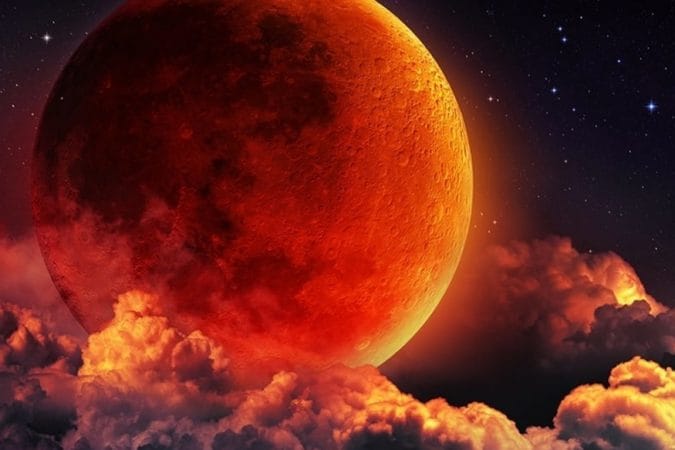 3) मंगळाच्या तुलनेत च्रंद कमी चमकणार - मंगळ हा रात्री सर्वात जास्त चमकणारा ग्रह आहे. कारण पृथ्वीपासून तो सर्वात दूर आहे. पण ग्रहण असले तरीही मंगळ ग्रहावर याचा परिणाम होणार नाही. शास्त्रज्ञांच्या मते संपूर्ण ग्रहण हे सर्वसाधारण चंद्राच्या तुलनेत 10 लाख पटीने अंधूक दिसेल. तर 27 जुलैच्या रात्री मंगळ ग्रह हा पृथ्वीपासून सर्वात दूर असेल. एक वेळ अशी येईल जेव्हा दोन्ही ग्रह एकाच ठिकाणी दिसतील. त्यावेळी मंगळ ग्रह जास्त चमकदार असेल. 3) मंगळाच्या तुलनेत च्रंद कमी चमकणार - मंगळ हा रात्री सर्वात जास्त चमकणारा ग्रह आहे. कारण पृथ्वीपासून तो सर्वात दूर आहे. पण ग्रहण असले तरीही मंगळ ग्रहावर याचा परिणाम होणार नाही. शास्त्रज्ञांच्या मते संपूर्ण ग्रहण हे सर्वसाधारण चंद्राच्या तुलनेत 10 लाख पटीने अंधूक दिसेल. तर 27 जुलैच्या रात्री मंगळ ग्रह हा पृथ्वीपासून सर्वात दूर असेल. एक वेळ अशी येईल जेव्हा दोन्ही ग्रह एकाच ठिकाणी दिसतील. त्यावेळी मंगळ ग्रह जास्त चमकदार असेल.