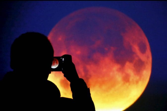 5) ग्रहण दुर्बिणीशिवाय पाहता येणार - नेहमी एखादे ग्रहण लागते तेव्हा ते दुर्बिणी किंवा बायोस्कोपने पाहावे लागते. पण हे डोळ्यासाठी त्रासदायक ठरते. तसंच विनाफिल्टर चंद्रग्रहण पाहणेही त्रासादायक असते कारण चंद्राचा प्रकाश हा डोळ्यावर प्रभाव टाकू शकतो. पण ग्रहणाच्या दरम्यान तुम्ही दुर्बिणी किंवा बायोस्कोपने न पाहता चंद्रग्रहणाचा आनंद लुटू शकतात. 5) ग्रहण दुर्बिणीशिवाय पाहता येणार - नेहमी एखादे ग्रहण लागते तेव्हा ते दुर्बिणी किंवा बायोस्कोपने पाहावे लागते. पण हे डोळ्यासाठी त्रासदायक ठरते. तसंच विनाफिल्टर चंद्रग्रहण पाहणेही त्रासादायक असते कारण चंद्राचा प्रकाश हा डोळ्यावर प्रभाव टाकू शकतो. पण ग्रहणाच्या दरम्यान तुम्ही दुर्बिणी किंवा बायोस्कोपने न पाहता चंद्रग्रहणाचा आनंद लुटू शकतात.