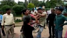 VIDEO : चप्पल तुटेपर्यंत रोडरोमिओची तुफान धुलाई