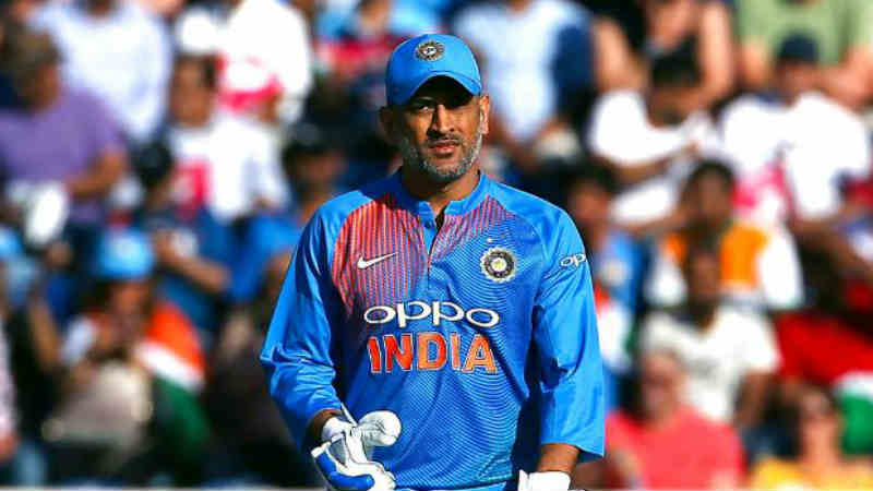 नवख्या टीमसोबत जिंकला टी-20 वर्ल्ड कप- 2007 टी- 20 वर्ल्ड कपमध्ये भारताचा कर्णधार म्हणून महेंद्रसिंग धोनीने धुरा सांभाळली होती. धोनीच्या या टीममध्ये युवा खेळाडूंचा भरणा होता. याच सामन्याच्या शेवटच्या षटकात त्याने अष्टपैलू खेळाडू जोगिंदर शर्माला गोलंदाजी देऊन सर्वांनाच आश्चर्याचा धक्का दिला होता. पण त्याचा हा निर्णय किती योग्य होता ते शेवटी अख्या जगाला कळलेच. नवख्या टीमसोबत जिंकला टी-20 वर्ल्ड कप- 2007 टी- 20 वर्ल्ड कपमध्ये भारताचा कर्णधार म्हणून महेंद्रसिंग धोनीने धुरा सांभाळली होती. धोनीच्या या टीममध्ये युवा खेळाडूंचा भरणा होता. याच सामन्याच्या शेवटच्या षटकात त्याने अष्टपैलू खेळाडू जोगिंदर शर्माला गोलंदाजी देऊन सर्वांनाच आश्चर्याचा धक्का दिला होता. पण त्याचा हा निर्णय किती योग्य होता ते शेवटी अख्या जगाला कळलेच.