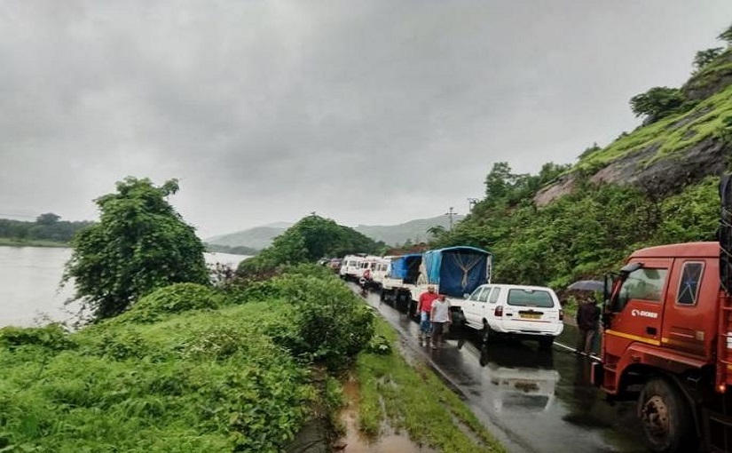 मुंबई-गोवा महामार्गावर कोसळेली दरड हटवली, वाहतूक सुरळीत सुरू