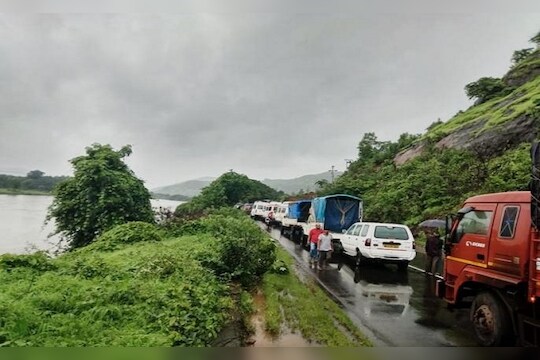 मुंबई-गोवा महामार्गावर कोसळेली दरड हटवली, वाहतूक सुरळीत सुरू