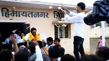 VIDEO : विजयाची हवा,शिवसेनेच्या विजयी उमेदवारावर उधळल्या नोटा VIDEO : विजयाची हवा,शिवसेनेच्या विजयी उमेदवारावर उधळल्या नोटा