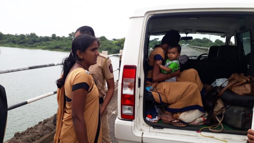 काही जणी आपल्या तान्या बाळाला घेऊन हिंसक आंदोलनाच्या बंदोबस्तासाठी येत आहेत. एकीकडे माया अन् दुसरीकडे कर्तव्य अशा दुहेरी भूमिका या महिला पोलीस निभावत आहेत. काही जणी आपल्या तान्या बाळाला घेऊन हिंसक आंदोलनाच्या बंदोबस्तासाठी येत आहेत. एकीकडे माया अन् दुसरीकडे कर्तव्य अशा दुहेरी भूमिका या महिला पोलीस निभावत आहेत.
