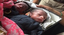 धावत्या एक्सप्रेस ट्रेनमध्ये महिलेने दिला जुळ्यांना जन्म धावत्या एक्सप्रेस ट्रेनमध्ये महिलेने दिला जुळ्यांना जन्म