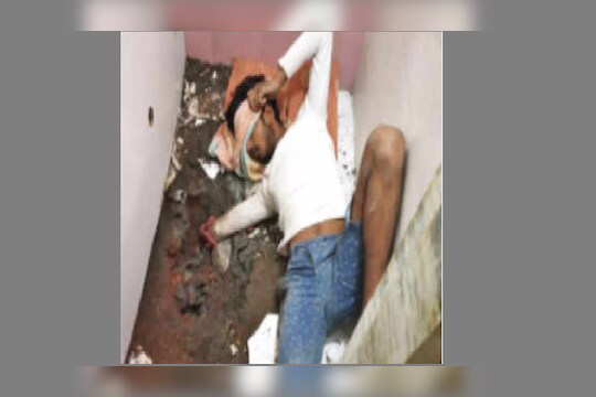 कहर! फोन काढण्यासाठी टॉयलेटच्या भांड्यात घातला हात, 5 तासांसाठी अडकला