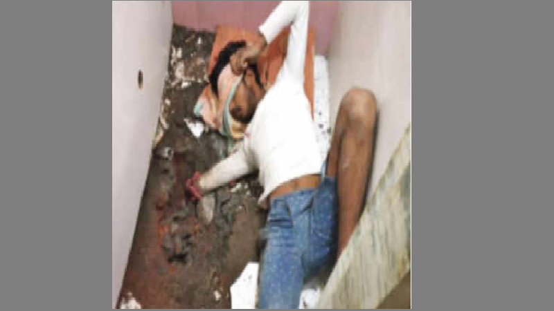 कहर! फोन काढण्यासाठी टॉयलेटच्या भांड्यात घातला हात, 5 तासांसाठी अडकला