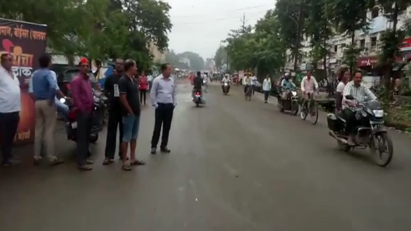 Mumbai band : पालघरमध्ये आंदोलक आक्रमक, संपूर्ण शहर पाडलं बंद !