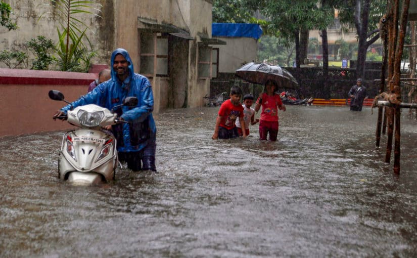मुंबईत पावसाचा जोर लक्षात घेऊन मुख्यध्यापकांनी सुट्टी जाहीर करावी अशा सूचना शिक्षण संचालकांनी दिल्या आहेत. मुंबईत पावसाचा जोर लक्षात घेऊन मुख्यध्यापकांनी सुट्टी जाहीर करावी अशा सूचना शिक्षण संचालकांनी दिल्या आहेत.