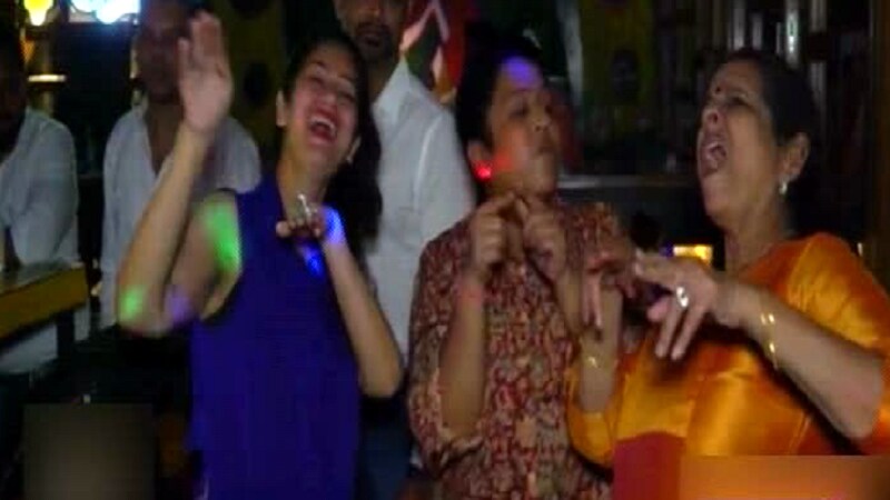 बिग बाॅसच्या फिनालेत स्मिता तिसरी आली. तेव्हा सर्वांनाच आश्चर्य वाटलं. खरं तर मेघा, सई यांचं स्मिताशी पटत नव्हतं. सई तर स्मिताला तू सारखी कन्फ्युज असतेस म्हणून बोलायची. बाहेरही तू कन्फ्युज राहणार सांगायची. बिग बाॅसच्या फिनालेत स्मिता तिसरी आली. तेव्हा सर्वांनाच आश्चर्य वाटलं. खरं तर मेघा, सई यांचं स्मिताशी पटत नव्हतं. सई तर स्मिताला तू सारखी कन्फ्युज असतेस म्हणून बोलायची. बाहेरही तू कन्फ्युज राहणार सांगायची.