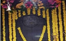 शिर्डीत साईबाबांची प्रतिमा भिंतीवर उमटल्याचा लोकांचा दावा, VIDEO व्हायरल शिर्डीत साईबाबांची प्रतिमा भिंतीवर उमटल्याचा लोकांचा दावा, VIDEO व्हायरल