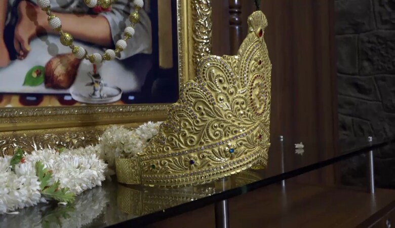 शिर्डी, 20 जुलै : शिर्डीच्या साईबाबांवर देश विदेशातील लाखो भाविकांची श्रद्धा असल्याने भाविक साईबाबांच्या झोळीत भरभरून दान देतात. मुंबई येथील एका अज्ञात साईभक्ताने साईचरणी 780 ग्रॅम वजनाचा सोन्याचा मुकुट अर्पण केला असुन या सोनेरी मुकूटाची किंमत 22 लाख रुपये आहे. शिर्डी, 20 जुलै : शिर्डीच्या साईबाबांवर देश विदेशातील लाखो भाविकांची श्रद्धा असल्याने भाविक साईबाबांच्या झोळीत भरभरून दान देतात. मुंबई येथील एका अज्ञात साईभक्ताने साईचरणी 780 ग्रॅम वजनाचा सोन्याचा मुकुट अर्पण केला असुन या सोनेरी मुकूटाची किंमत 22 लाख रुपये आहे.