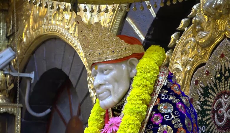 येणाऱ्या गुरूपोर्णिमा उत्सवा दरम्यान हाच मुकुट मुर्तीला परिधान करण्यात येणार असल्याचं सांगण्यात येत आहे. येणाऱ्या गुरूपोर्णिमा उत्सवा दरम्यान हाच मुकुट मुर्तीला परिधान करण्यात येणार असल्याचं सांगण्यात येत आहे.