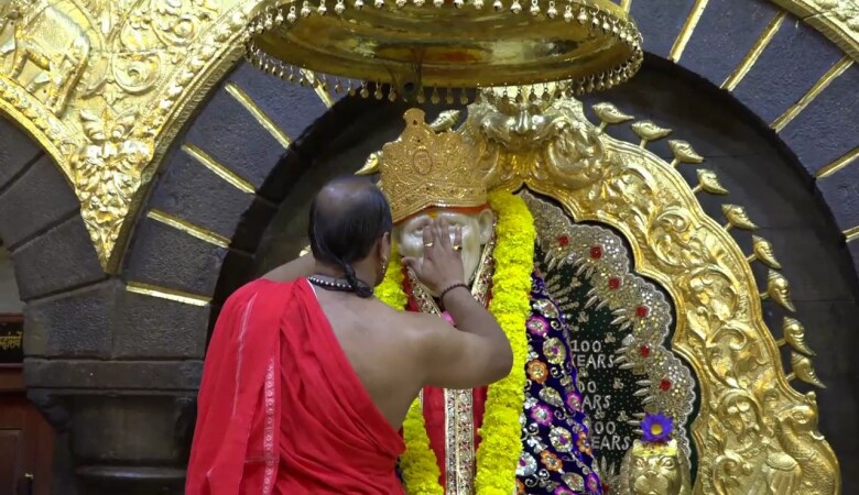 संस्थानकडे आज मितीला एक डझन मौल्यवान हार तर दोन डझनांहून अधिक सोन्याचे मुकुट भाविकांनी दान स्वरुपात दिले आहे. आज दान स्वरूप मिळालेला मुकुट खूपच आकर्षक आहे. संस्थानकडे आज मितीला एक डझन मौल्यवान हार तर दोन डझनांहून अधिक सोन्याचे मुकुट भाविकांनी दान स्वरुपात दिले आहे. आज दान स्वरूप मिळालेला मुकुट खूपच आकर्षक आहे.