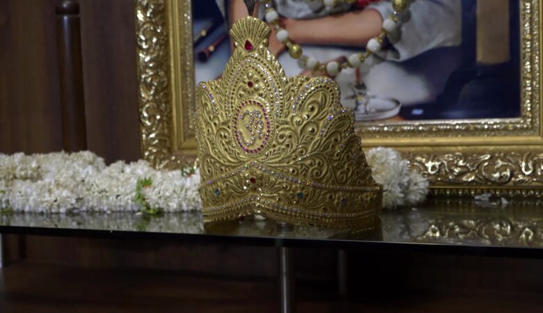साईबाबांना सोने, चांदी, हिरे माणिक यासह रोख रकमेचही करोडोंच दान प्राप्त होतं. खास करून सुवर्णहार आणि सुवर्ण मुकूटाच दान इतर सोन्याच्या आभुषणांपेक्षा जास्त आहे. साईबाबांना सोने, चांदी, हिरे माणिक यासह रोख रकमेचही करोडोंच दान प्राप्त होतं. खास करून सुवर्णहार आणि सुवर्ण मुकूटाच दान इतर सोन्याच्या आभुषणांपेक्षा जास्त आहे.