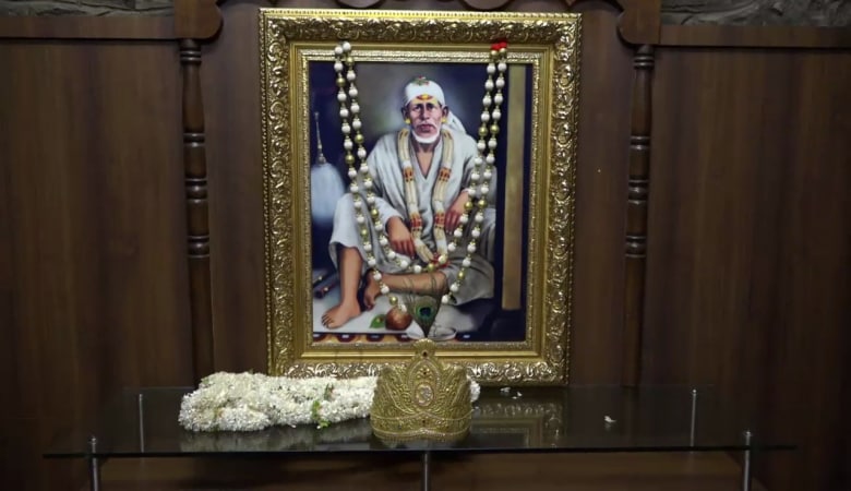 मुर्तीवर चढवलेला हा मुकुट अतिशय सुंदर वाटत होता. दानशुर भाविकाने संस्थानला आपल नाव जाहीर न करण्याची विनंती केलीय. मुर्तीवर चढवलेला हा मुकुट अतिशय सुंदर वाटत होता. दानशुर भाविकाने संस्थानला आपल नाव जाहीर न करण्याची विनंती केलीय.