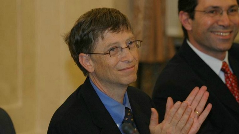 बिल गेट्स- मायक्रोसॉफ्टचे सह- संस्थापक यांचा पटकन मिळणाऱ्या यशावर विश्वास नाही. ते नेहमी त्याच गोष्टींमध्ये गुंतवणूक करतात जिथे मोठ्या काळासाठी यश मिळेल आणि टिकेल. तसेच समाजासाठी दानधर्म करायलाही त्यांना आवडते. या कृतीतून त्यांना ताकद मिळते असे त्यांना अनेक मुलाखतीत सांगितले आहे.