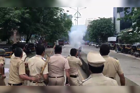 ठाण्यात आंदोलकांवर पोलिसांनी झाडल्या नळकांड्या, पहा हा LIVE व्हिडिओ
