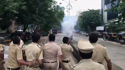 25 जुलै : ठाण्यात आंदोलनकर्त्यांना नियंत्रित करण्यासाठी पोलिसांना नाईलाजाने नळकांड्या फोडाव्या लागल्या आहेत. मुंबईत बंद मागे स्तगित करण्याची घोषणा केली असली तरी ठाणे आणि मुंबईत आंदोलक आक्रमक झालेले पहायला मिळाले आहे. या वरील व्हिडिओमध्ये तुम्ही पाहू शकता कशा पद्धतीने पोलिसांनी आंदोलनकर्त्यांवर अश्रू धुराच्या नळकांड्या फोडल्या. पण तरीही आंदोलक काही मागे हटण्यासाठी तयार नाही आहेत.