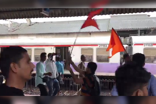 VIDEO : ठाण्यात मराठा समाज पेटला, रेल्वेस्थानकात केला रेल रोको