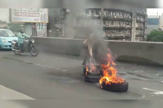 VIDEO : ठाण्यात आंदोलनाचा भडका, रस्त्यावर जाळले टायर