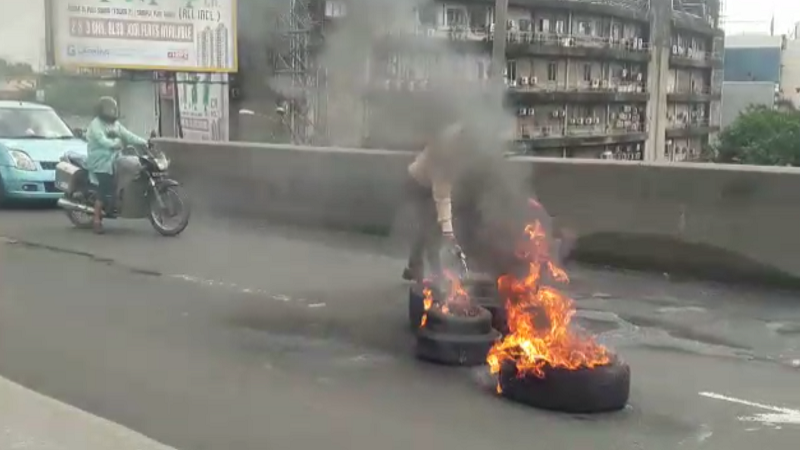 VIDEO : ठाण्यात आंदोलनाचा भडका, रस्त्यावर जाळले टायर