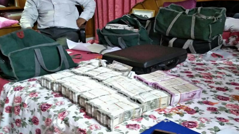 या छाप्यामध्ये जप्त केलेल्या सोन्याची किंमत तब्बल 31 कोटी रुपये आहे. बरं इतकंच नाही तर रस्तोगी कुटुंबियांच्या 98 कोटींच्या अघोषित संपत्तीचे दस्तावेज हाती लागले आहेत. उत्तर प्रदेशमध्ये आयकर विभागाची ही सगळ्यात मोठी कारवाई मानली जाते. या छाप्यामध्ये जप्त केलेल्या सोन्याची किंमत तब्बल 31 कोटी रुपये आहे. बरं इतकंच नाही तर रस्तोगी कुटुंबियांच्या 98 कोटींच्या अघोषित संपत्तीचे दस्तावेज हाती लागले आहेत. उत्तर प्रदेशमध्ये आयकर विभागाची ही सगळ्यात मोठी कारवाई मानली जाते.