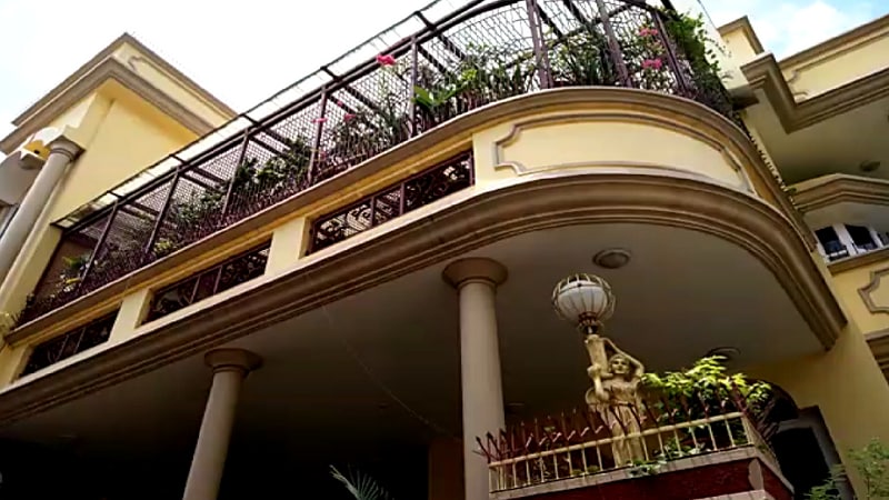 आयकर विभागाने केलेल्या खुलाश्यानुसार, 'रस्तोगी अॅण्ड सन्स'च्या नावे सोन्याचा मोठा व्यापार आहे. इतर व्यवसायातून रस्तोगी कुटुंबियांनी 60 कोटींपेक्षा जास्त पैसै कमवले असल्याचं सांगण्यात येत आहे. त्यांची करोडोंनी बेनामी संपत्ती आयकर विभागाच्या हाती लागली आहे. आयकर विभागाने केलेल्या खुलाश्यानुसार, 'रस्तोगी अॅण्ड सन्स'च्या नावे सोन्याचा मोठा व्यापार आहे. इतर व्यवसायातून रस्तोगी कुटुंबियांनी 60 कोटींपेक्षा जास्त पैसै कमवले असल्याचं सांगण्यात येत आहे. त्यांची करोडोंनी बेनामी संपत्ती आयकर विभागाच्या हाती लागली आहे.