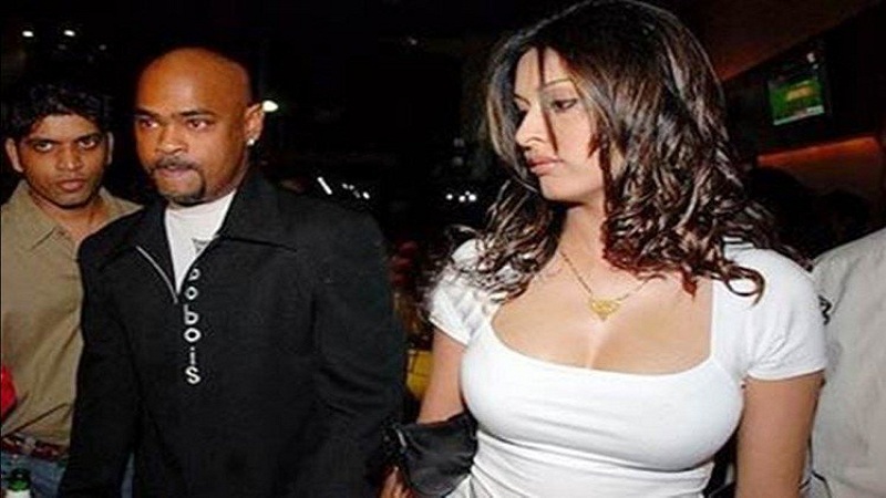 विनोद कांबळीने प्रसिद्ध गायकाच्या पित्याला मारला बुक्का, पत्नीने काढली चप्पल