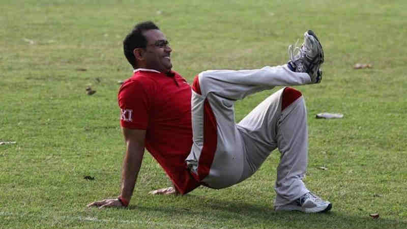 वीरू या फोटोमध्ये योगा करण्याचा प्रयत्न करताना दिसत आहे. हा फोटोही त्याच्या चाहत्यांना फार आवडला. एका चाहत्याने फोटोला कॅप्शन देताना म्हटले की, आपले वीरू पाजी सर्वांपेक्षा वेगळे आहेत आणि त्यांचा अंदाजही वेगळा आहे. वीरू या फोटोमध्ये योगा करण्याचा प्रयत्न करताना दिसत आहे. हा फोटोही त्याच्या चाहत्यांना फार आवडला. एका चाहत्याने फोटोला कॅप्शन देताना म्हटले की, आपले वीरू पाजी सर्वांपेक्षा वेगळे आहेत आणि त्यांचा अंदाजही वेगळा आहे.