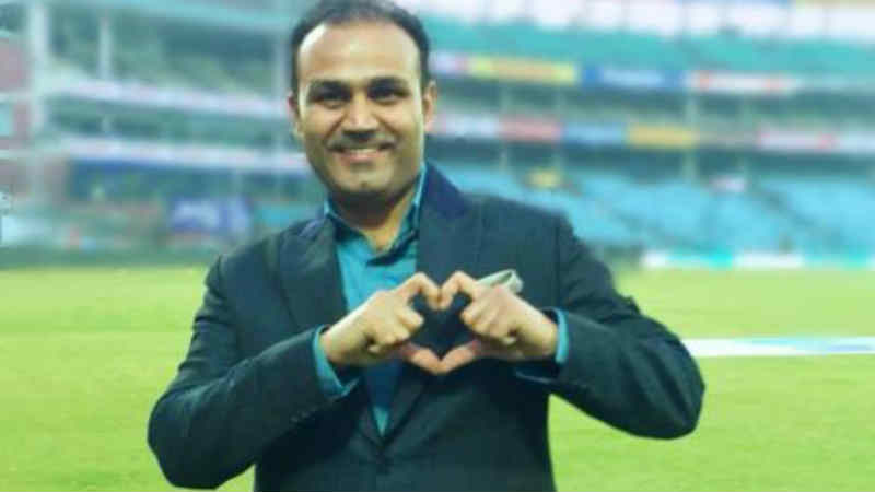 माजी क्रिकेटपटू वीरेंद्र सेहवाग त्याच्या सोशल मीडियावरील पोस्टमुळे सतत चर्चेत असतो. त्याने टाकलेले प्रत्येक फोटो सोशल मीडियावर काही क्षणात व्हायरल होतात. हाताने हृदयाचं चिन्ह दाखवणाऱ्या या फोटोला सेहवागने कॅप्शन देताना म्हटले की, ‘नेहमीच मनापासून’ सेहवागच्या या फोटोला सव्वा लाखाहून जास्त लाइक आले आहेत. माजी क्रिकेटपटू वीरेंद्र सेहवाग त्याच्या सोशल मीडियावरील पोस्टमुळे सतत चर्चेत असतो. त्याने टाकलेले प्रत्येक फोटो सोशल मीडियावर काही क्षणात व्हायरल होतात. हाताने हृदयाचं चिन्ह दाखवणाऱ्या या फोटोला सेहवागने कॅप्शन देताना म्हटले की, ‘नेहमीच मनापासून’ सेहवागच्या या फोटोला सव्वा लाखाहून जास्त लाइक आले आहेत.