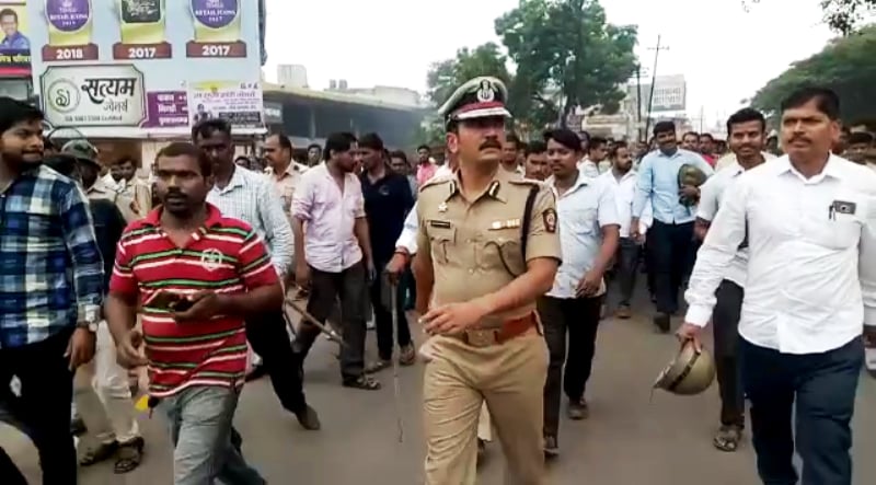30 जुलै : विश्वास नांगरे पाटील...पोलीस दलातील एक 'सिंघम' अधिकारी....त्यांचे विचार, त्यांची स्टाईल आणि त्यांचा स्वभाव हा तरुणाईंच्या गळ्यातला ताईतच...पोलीस म्हणून त्यांची कामगिरी धडाकेबाज अशीच...आज चाकणमध्ये डॅशिंग विश्वास नागरे पाटलांची अशीच एक झलक मराठा आंदोलनात पाहण्यास मिळाली. 30 जुलै : विश्वास नांगरे पाटील...पोलीस दलातील एक 'सिंघम' अधिकारी....त्यांचे विचार, त्यांची स्टाईल आणि त्यांचा स्वभाव हा तरुणाईंच्या गळ्यातला ताईतच...पोलीस म्हणून त्यांची कामगिरी धडाकेबाज अशीच...आज चाकणमध्ये डॅशिंग विश्वास नागरे पाटलांची अशीच एक झलक मराठा आंदोलनात पाहण्यास मिळाली.