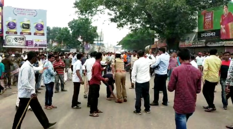 नांगरे पाटील ही काही क्षणापुरते हबकले...त्या तरुणाने नांगरे पाटलांच्या पाया पडला..नांगरे पाटील यांनीही त्यांच्या पाठीवर कौतुकाचा हात फिरवला. नांगरे पाटील ही काही क्षणापुरते हबकले...त्या तरुणाने नांगरे पाटलांच्या पाया पडला..नांगरे पाटील यांनीही त्यांच्या पाठीवर कौतुकाचा हात फिरवला.