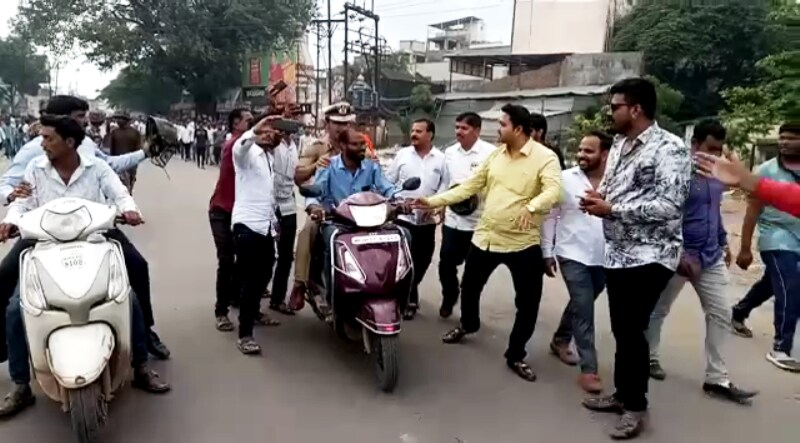 तर कुठे नांगरे पाटलांसोबत सेल्फी घेण्यासाठी तरुणांनी एकच गर्दी केली होती. एवढंच काय ते एका दुचाकीवरून नागरे पाटील बाहेर निघाले तिथेही फोटो घेण्यासाठी झुंबड उडाली होती. तर कुठे नांगरे पाटलांसोबत सेल्फी घेण्यासाठी तरुणांनी एकच गर्दी केली होती. एवढंच काय ते एका दुचाकीवरून नागरे पाटील बाहेर निघाले तिथेही फोटो घेण्यासाठी झुंबड उडाली होती.