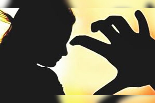 लाज कशी वाटत नाही?, कर्ज देण्यासाठी शेतकऱ्याच्या पत्नीकडे शरीरसुखाची मागणी