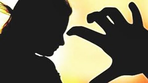 जिल्हा मध्यवर्ती बँकेच्या अंतर्गत येणाऱ्या ग्राम विविध कार्यकारी सहकारी सोसायटीच्या सचिवांने शरीरसुखाची मागणी केली. 