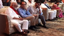 उद्धव ठाकरे आणि भुजबळांमध्ये रंगला गप्पांचा फड, राजकीय चर्चांना उधाण! उद्धव ठाकरे आणि भुजबळांमध्ये रंगला गप्पांचा फड, राजकीय चर्चांना उधाण!