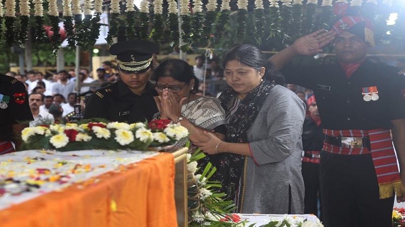 काश्मीर खोऱ्यात दहशतवाद्यांची घुसखोरी रोखताना मंगळवारी शहीद कौस्तुभ राणे यांना वीरमरण आले. आज ९ ऑगस्ट रोजी मिरो रोड येथे त्यांच्या पार्थिवावर शासकीय इतमामात अंतिम संस्कार करण्यात आले. ते २९ वर्षांचे ते होते. काश्मीर खोऱ्यात दहशतवाद्यांची घुसखोरी रोखताना मंगळवारी शहीद कौस्तुभ राणे यांना वीरमरण आले. आज ९ ऑगस्ट रोजी मिरो रोड येथे त्यांच्या पार्थिवावर शासकीय इतमामात अंतिम संस्कार करण्यात आले. ते २९ वर्षांचे ते होते.
