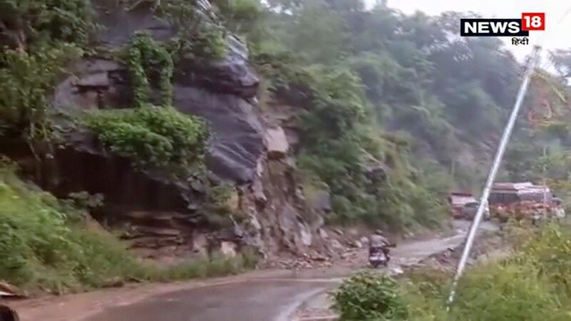 हिमाचल प्रदेशमध्ये मुसळधार पावसामुळे ठिक ठिकाणी भुस्खलन होत आहे. त्याच बरोबर रस्त्याचेही प्रचंड नुक्सान होत आहे. हिमाचल प्रदेशमध्ये मुसळधार पावसामुळे ठिक ठिकाणी भुस्खलन होत आहे. त्याच बरोबर रस्त्याचेही प्रचंड नुक्सान होत आहे.
