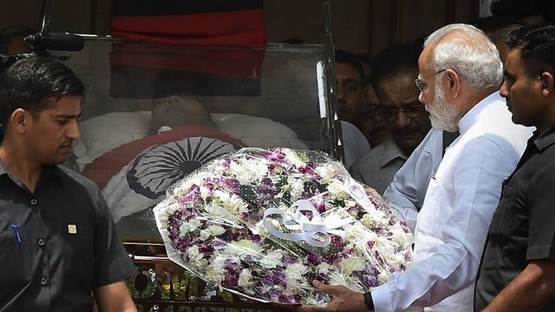 तामिळनाडूचे माजी मुख्यमंत्री आणि द्रमुक पक्षाचे सर्वेसर्वा आणि दक्षिण भारतातले प्रसिद्ध नेते करूणानिधी यांचं प्रदीर्घकाळाने निधन झालं. वयाच्या ९४ व्या वर्षी त्यांनी अखेरचा श्वास घेतला. तामिळनाडूचे माजी मुख्यमंत्री आणि द्रमुक पक्षाचे सर्वेसर्वा आणि दक्षिण भारतातले प्रसिद्ध नेते करूणानिधी यांचं प्रदीर्घकाळाने निधन झालं. वयाच्या ९४ व्या वर्षी त्यांनी अखेरचा श्वास घेतला.